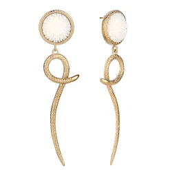 Długie kolczyki z wężowym zdobieniem i rzeźbionymi chryzantemami z kolekcji Kembali