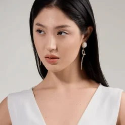 Długie kolczyki z wężowym zdobieniem i rzeźbionymi chryzantemami z kolekcji Kembali