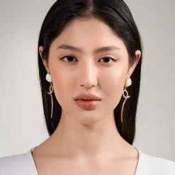 Długie kolczyki z wężowym zdobieniem i rzeźbionymi chryzantemami z kolekcji Kembali