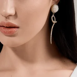 Długie kolczyki z wężowym zdobieniem i rzeźbionymi chryzantemami z kolekcji Kembali