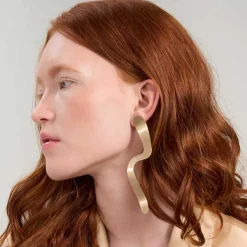 Długie, nieregularne kolczyki z połyskiem z kolekcji Tache