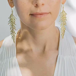 Długie pozłacane kolczyki gałązki z kolekcji Thuja