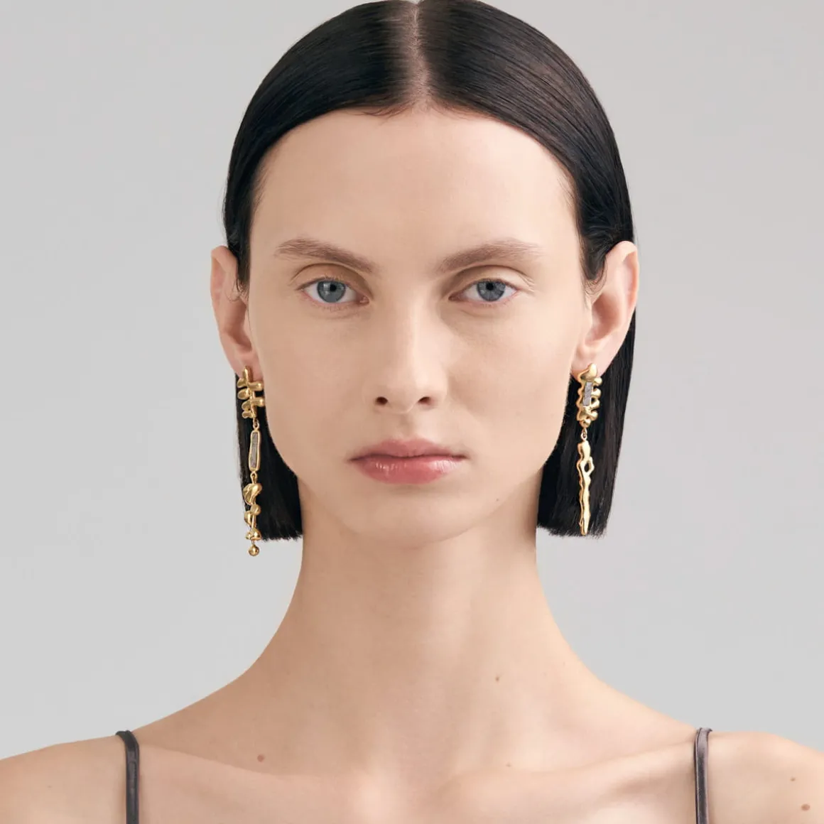 Długie, pozłacane kolczyki z meteorytem z kolekcji Meteoros