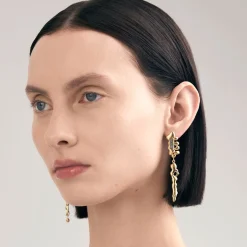 Długie, pozłacane kolczyki z meteorytem z kolekcji Meteoros