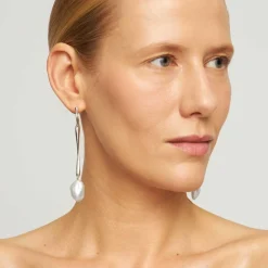 Długie, srebrne kolczyki z perłami z kolekcji Perle