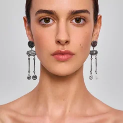 Długie, srebrne kolczyki z fragmentami medialonów z kolekcji Semios