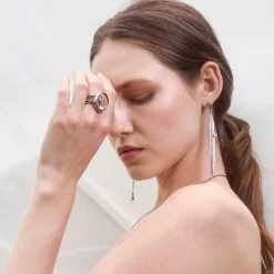 Długie, srebrne kolczyki z kryształem górskim z kolekcji Prato