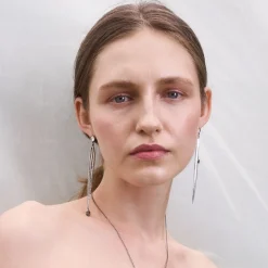 Długie, srebrne kolczyki z kryształem górskim z kolekcji Prato