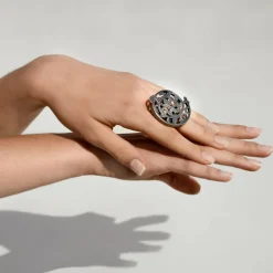 Duży pierścionek z ażurowym, floralnym zdobieniem z kolekcji Maroko