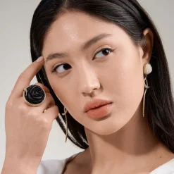 Duży pierścionek z rzeźbioną w drewnie różą z kolekcji Kembali