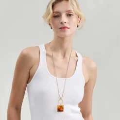 Elegancki, grawerowany naszyjnik z bursztynami z kolekcji Baltica