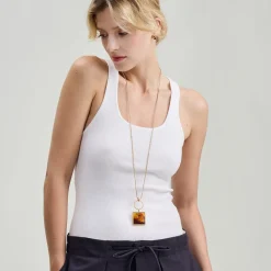 Elegancki, grawerowany naszyjnik z bursztynami z kolekcji Baltica