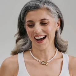 Elegancki naszyjnik z perłami i pozłacanymi zawieszkami z kolekcji Soda