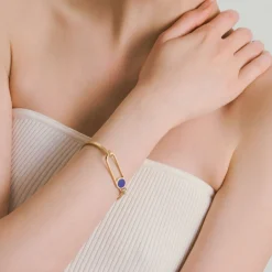 Geometryczna, pozłacana bransoletka z lapis lazuli z kolekcji Orini