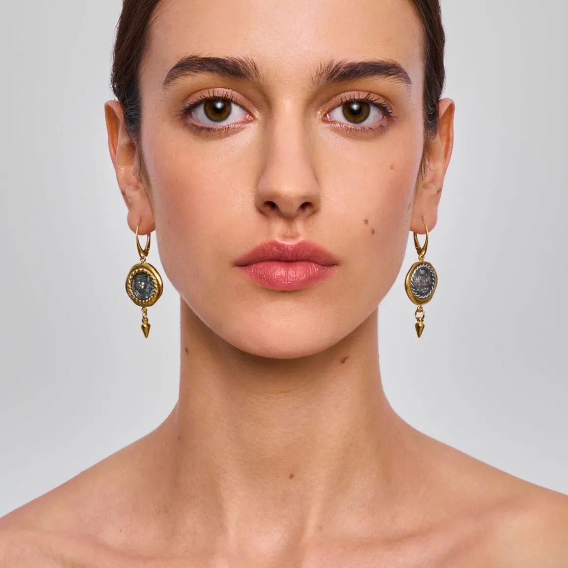 Kolczyki w kształcie królewskich pieczęci z kolekcji Semios