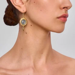 Kolczyki w kształcie królewskich pieczęci z kolekcji Semios