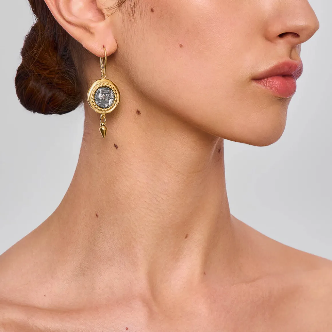 Kolczyki w kształcie królewskich pieczęci z kolekcji Semios