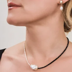 Krótki naszyjnik z pereł i onyksów z kolekcji Parer