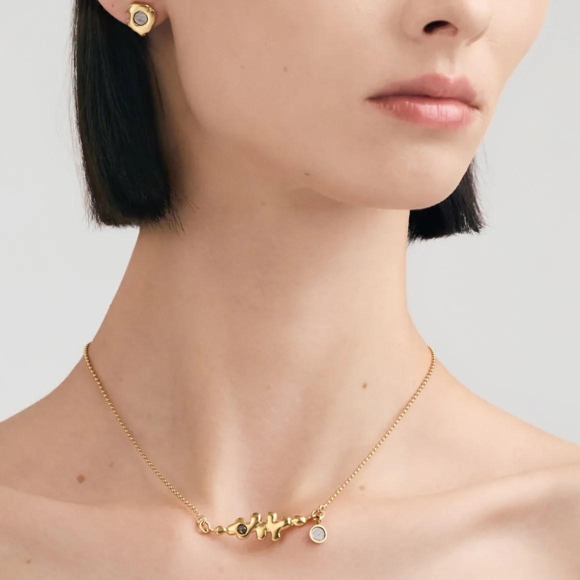 Krótki naszyjnik z zawieszką z meteorytem z kolekcji Meteoros