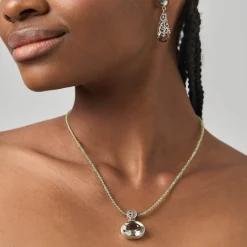 Krótki naszyjnik z zielonych kamieni naturalnych z ametystową zawieszką z kolekcji Duo