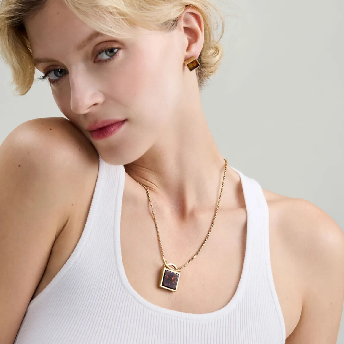 Krótki, pozłacany naszyjnik z bursztynami z kolekcji Baltica