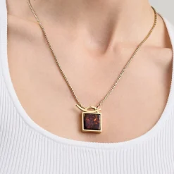 Krótki, pozłacany naszyjnik z bursztynami z kolekcji Baltica