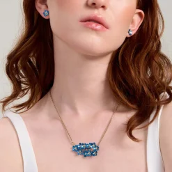 Krótki, złoty naszyjnik z niezapominajkami z kolekcji Plantis