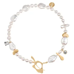 Krótki, złoty naszyjnik z nieregularnych pereł z kolekcji Parer