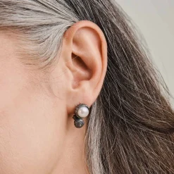 Krótkie, srebrne kolczyki w kształcie żołędzia z perłą