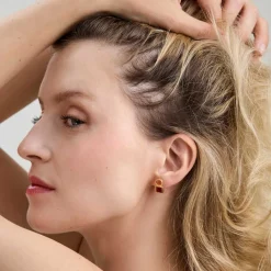 Małe, pozłacane kolczyki z bursztynem z kolekcji Baltica