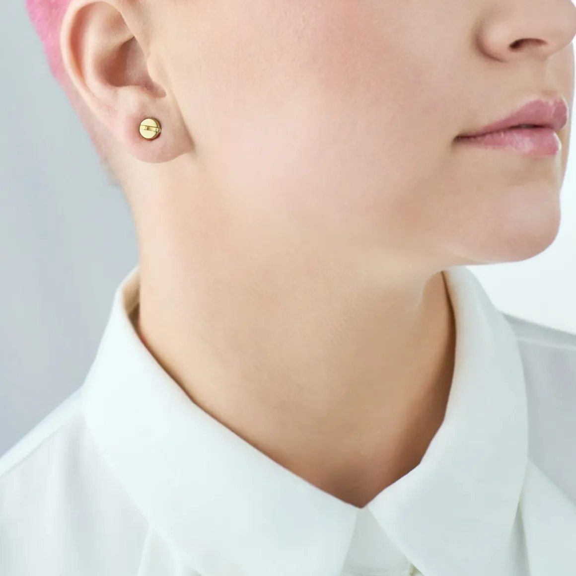 Małe, złote kolczyki śrubki z kolekcji Machiny