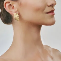 Minimalistyczne, pozłacane kolczyki na sztyft z kolekcji Holos