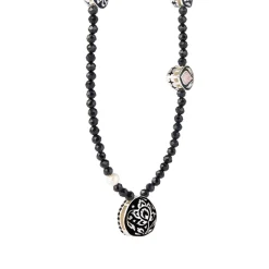 Naszyjnik z czarno-białymi zawieszkami na sznurze z onyksów z kolekcji Minakari