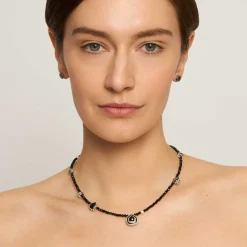 Naszyjnik z czarno-białymi zawieszkami na sznurze z onyksów z kolekcji Minakari