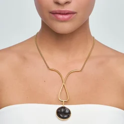 Naszyjnik z rzeźbionymi w drewnie ustami z kolekcji Kembali