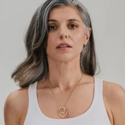 Naszyjnik z zawieszką inspirowaną linia pępka z kolekcji Body