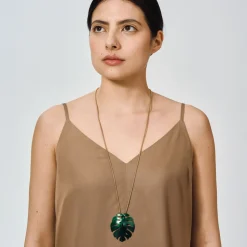 Naszyjnik z zieloną monsterą dziurawą z kolekcji Plantis