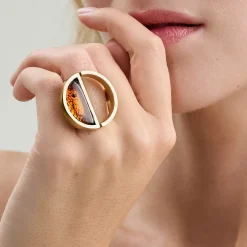 Nowoczesny pierścionek z bursztynem z kolekcji Baltica