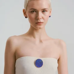 Okrągła pozłacana broszka z dużym lapis lazuli z kolekcji Orini