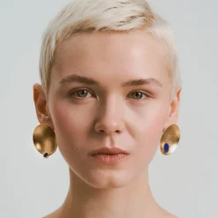 Okrągłe, pozłacane kolczyki z lapis lazuli z kolekcji Orini