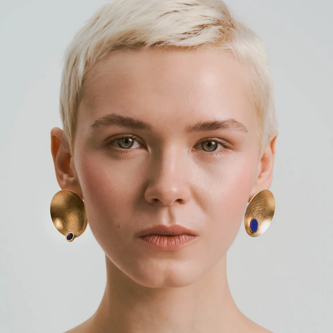 Okrągłe, pozłacane kolczyki z lapis lazuli z kolekcji Orini