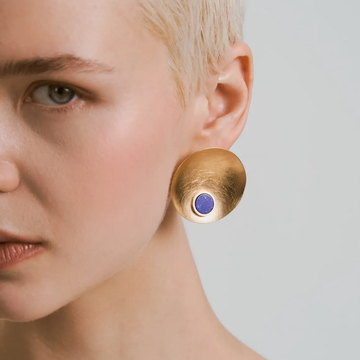 Okrągłe, pozłacane kolczyki z lapis lazuli z kolekcji Orini