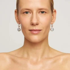 Okrągłe, srebrne kolczyki z perłami z kolekcji Perle