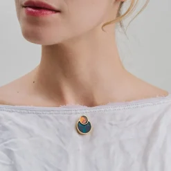 Okrągły pin z bursztynem z kolekcji Baltica