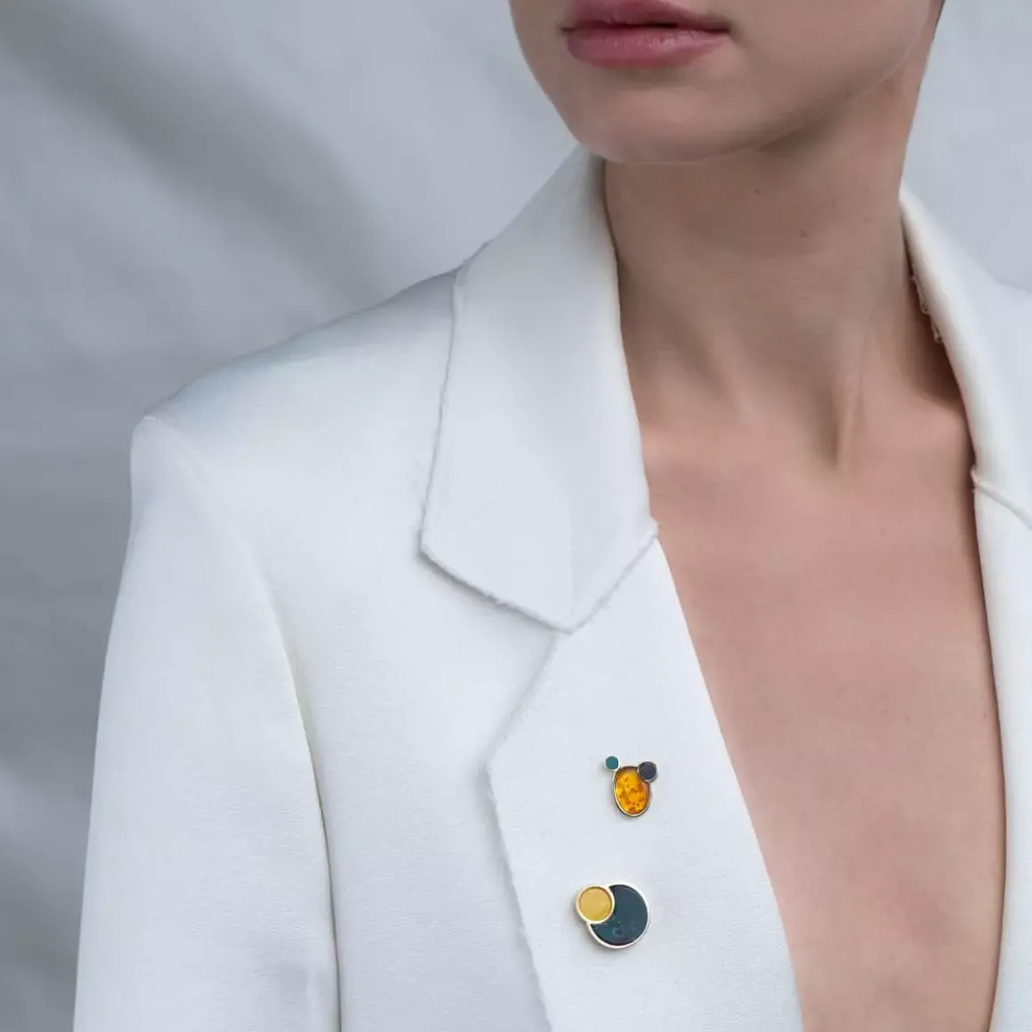 Okrągły pin z bursztynem z kolekcji Baltica