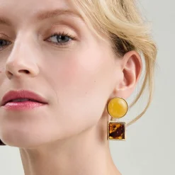 Oryginalne, pozłacane kolczyki z bursztynami i grawerem z kolekcji Baltica