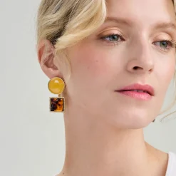 Oryginalne, pozłacane kolczyki z bursztynami i grawerem z kolekcji Baltica