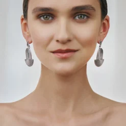 Oryginalne, srebrne kolczyki na sztyft z kolekcji Holos