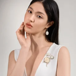 Oryginalny pin z rzeźbioną różą z kolekcji Kembali