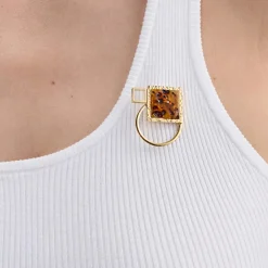 Oryginalny, pozłacany pin z bursztynem z kolekcji Baltica